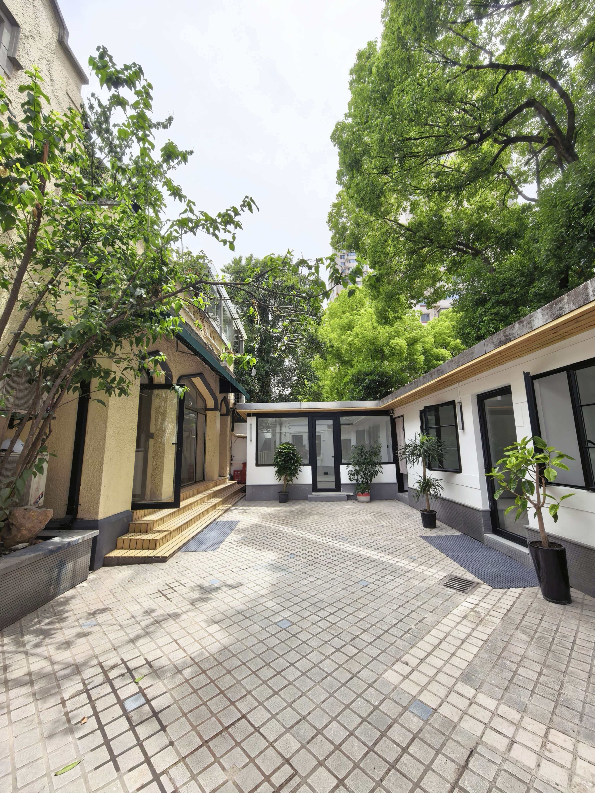 Rare 1934 Yong‘an Bieye heritage compound. Main + annex buildings, 300 sqm + 100 sqm courtyard. Commercial registration + parking available. Office, showroom, studio, clubhouse, or live-work. 58k/month.