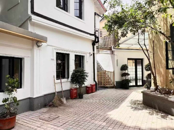 Rare standalone heritage villa on South Xiangyang Road, FFC. Main + annex buildings, 300 sqm + 100 sqm courtyard. Triple-bay ground floor. Commercial registration available. Flexible lease. 58,000 RMB/month.