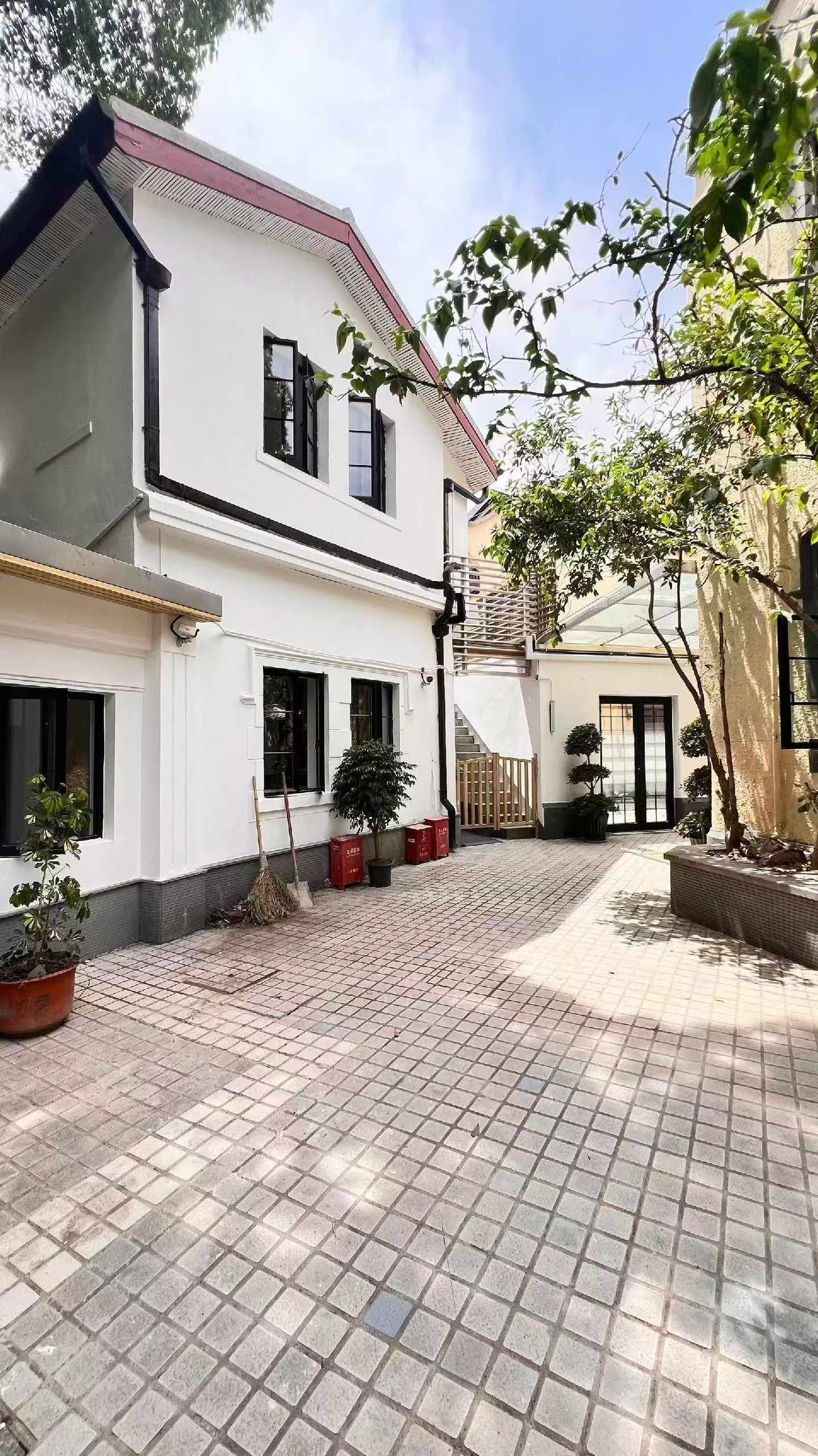 Rare standalone heritage villa on South Xiangyang Road, FFC. Main + annex buildings, 300 sqm + 100 sqm courtyard. Triple-bay ground floor. Commercial registration available. Flexible lease. 58,000 RMB/month.