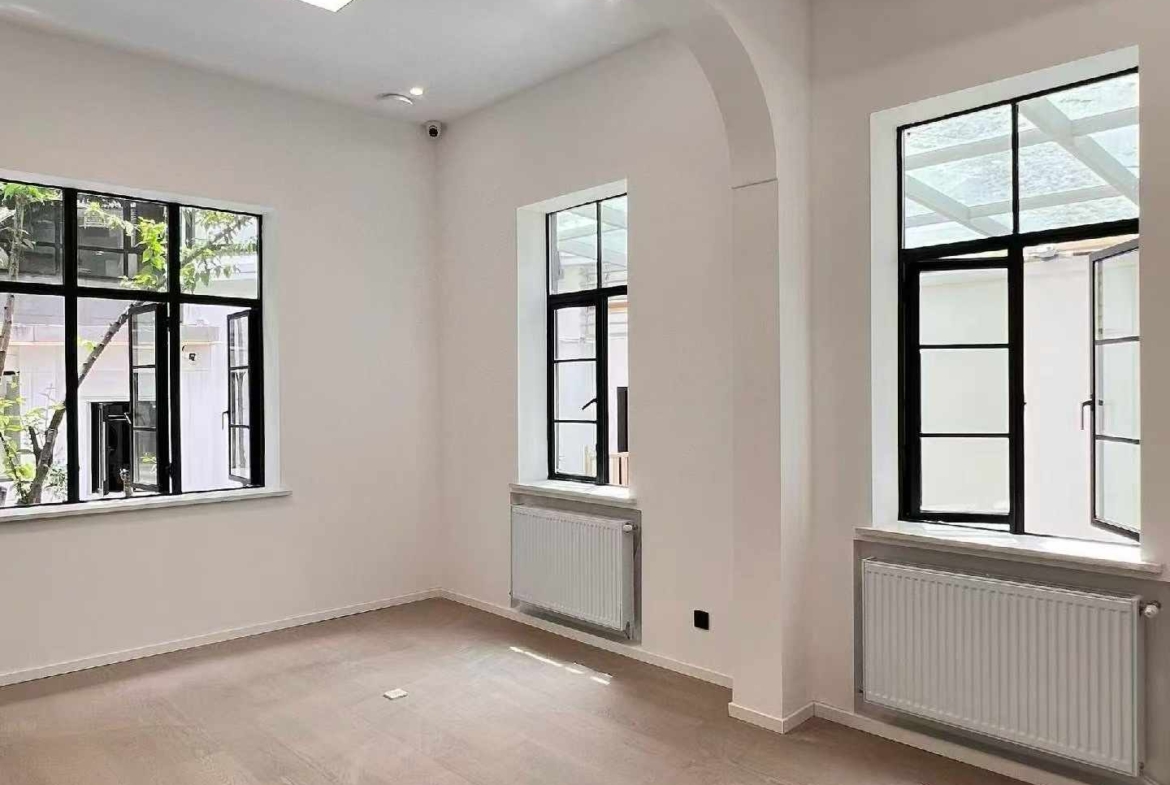 Rare standalone heritage villa on South Xiangyang Road, FFC. Main + annex buildings, 300 sqm + 100 sqm courtyard. Triple-bay ground floor. Commercial registration available. Flexible lease. 58,000 RMB/month.