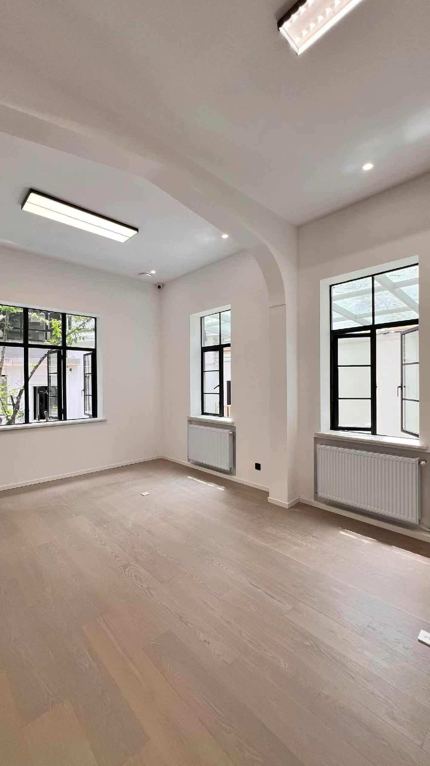 Rare standalone heritage villa on South Xiangyang Road, FFC. Main + annex buildings, 300 sqm + 100 sqm courtyard. Triple-bay ground floor. Commercial registration available. Flexible lease. 58,000 RMB/month.