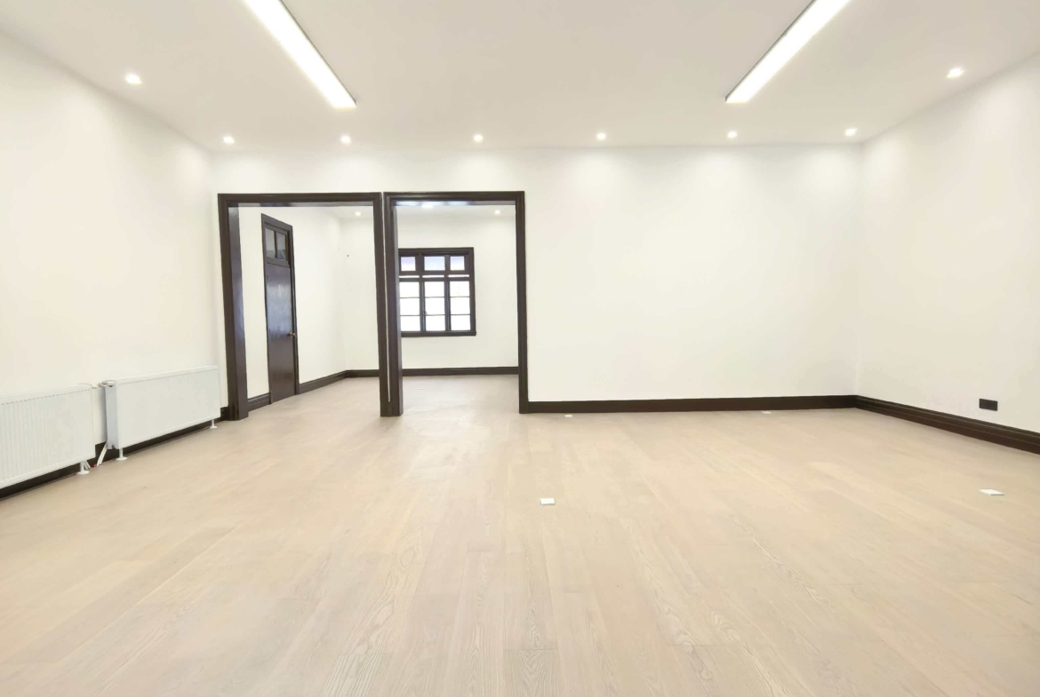 Rare 1934 Yong‘an Bieye heritage compound. Main + annex buildings, 300 sqm + 100 sqm courtyard. Commercial registration + parking available. Office, showroom, studio, clubhouse, or live-work. 58k/month.