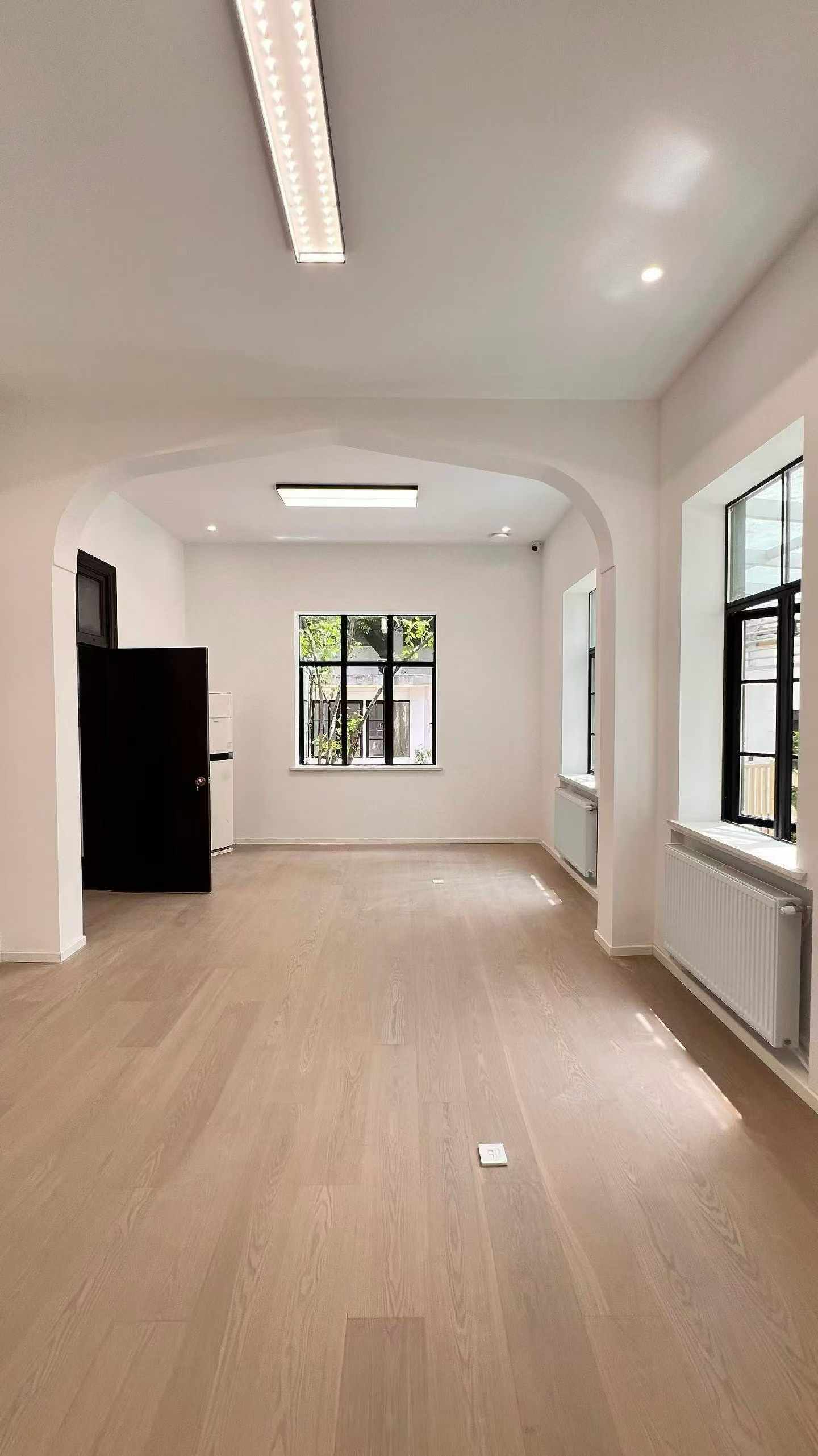 Rare standalone heritage villa on South Xiangyang Road, FFC. Main + annex buildings, 300 sqm + 100 sqm courtyard. Triple-bay ground floor. Commercial registration available. Flexible lease. 58,000 RMB/month.