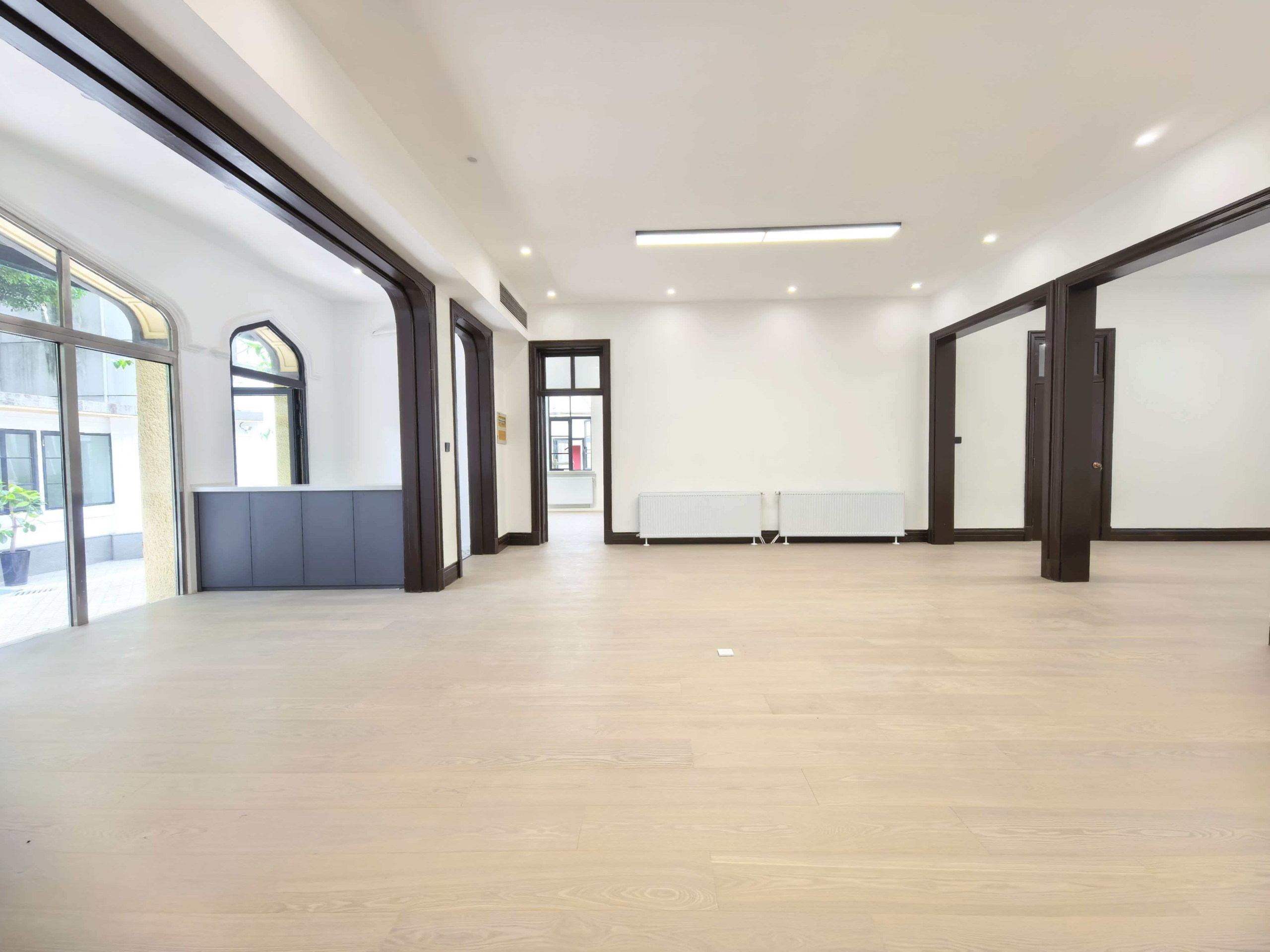 Rare 1934 Yong‘an Bieye heritage compound. Main + annex buildings, 300 sqm + 100 sqm courtyard. Commercial registration + parking available. Office, showroom, studio, clubhouse, or live-work. 58k/month.