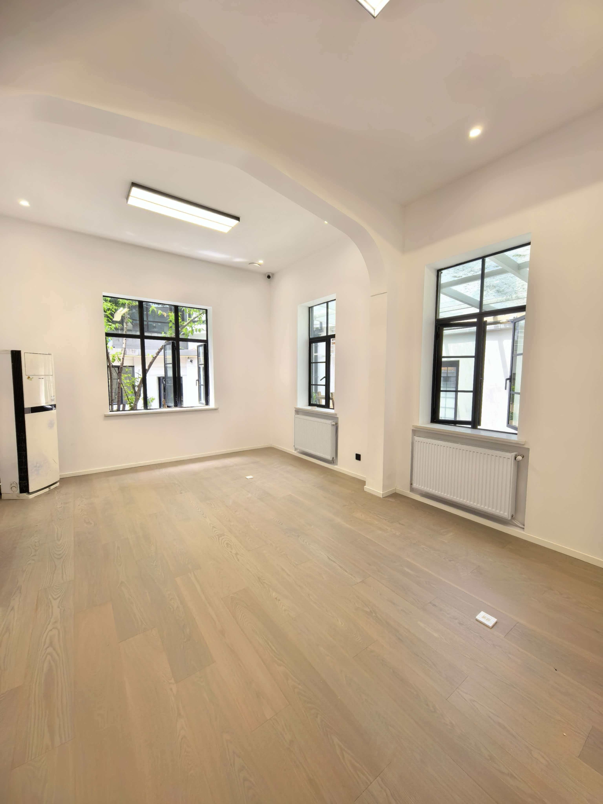 Rare 1934 Yong‘an Bieye heritage compound. Main + annex buildings, 300 sqm + 100 sqm courtyard. Commercial registration + parking available. Office, showroom, studio, clubhouse, or live-work. 58k/month.