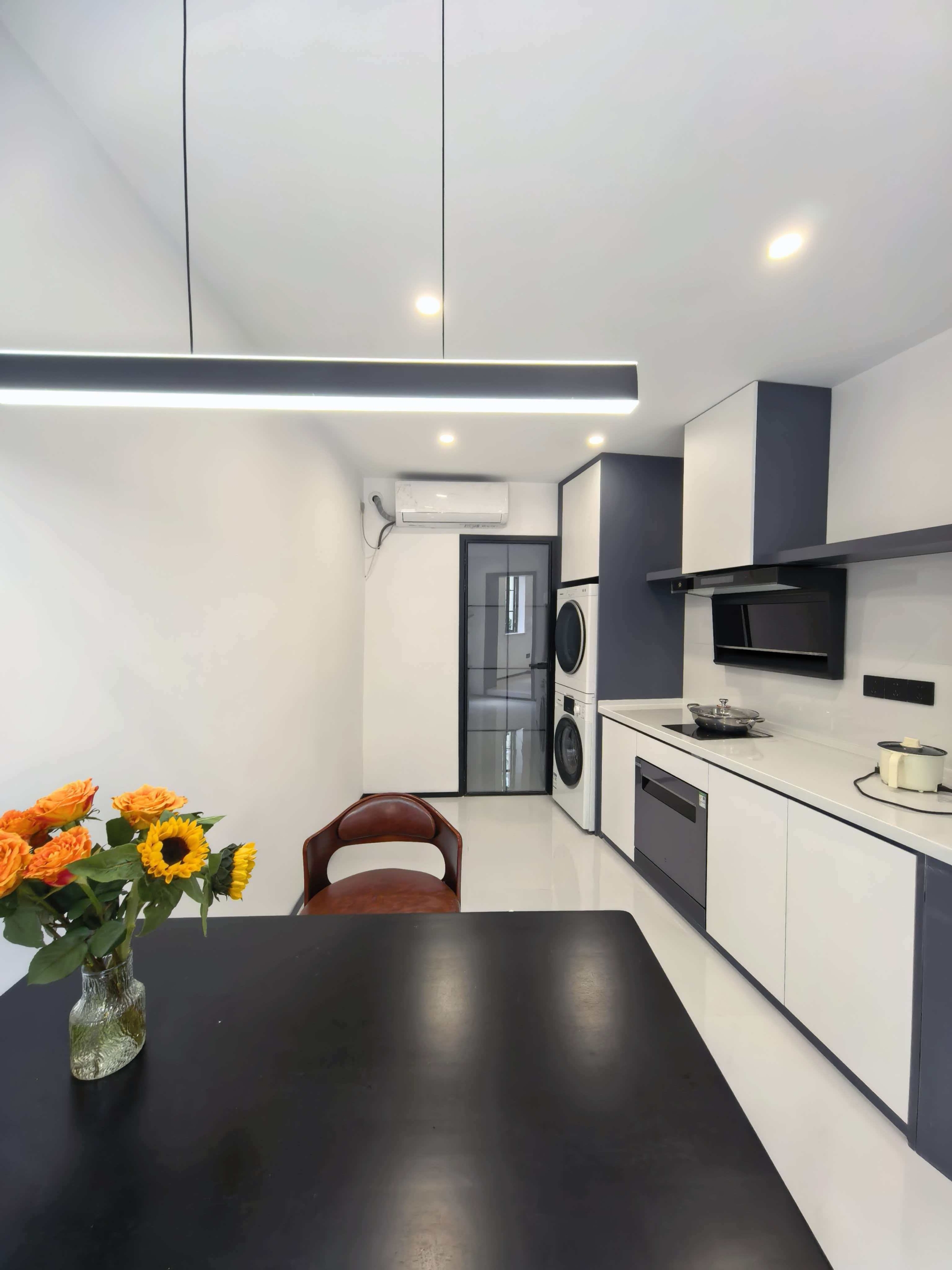 Rare 1934 Yong‘an Bieye heritage compound. Main + annex buildings, 300 sqm + 100 sqm courtyard. Commercial registration + parking available. Office, showroom, studio, clubhouse, or live-work. 58k/month.