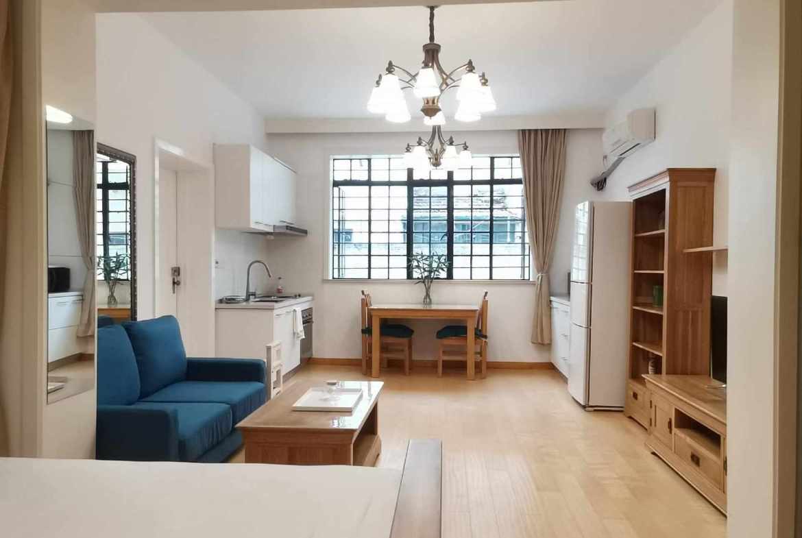 Ground floor lane house unit on Yanqing Road with full underfloor heating. 63 sqm, separate storage room, owner direct. 8,500 RMB/month.