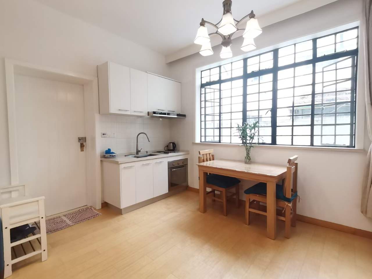 Ground floor lane house unit on Yanqing Road with full underfloor heating. 63 sqm, separate storage room, owner direct. 8,500 RMB/month.