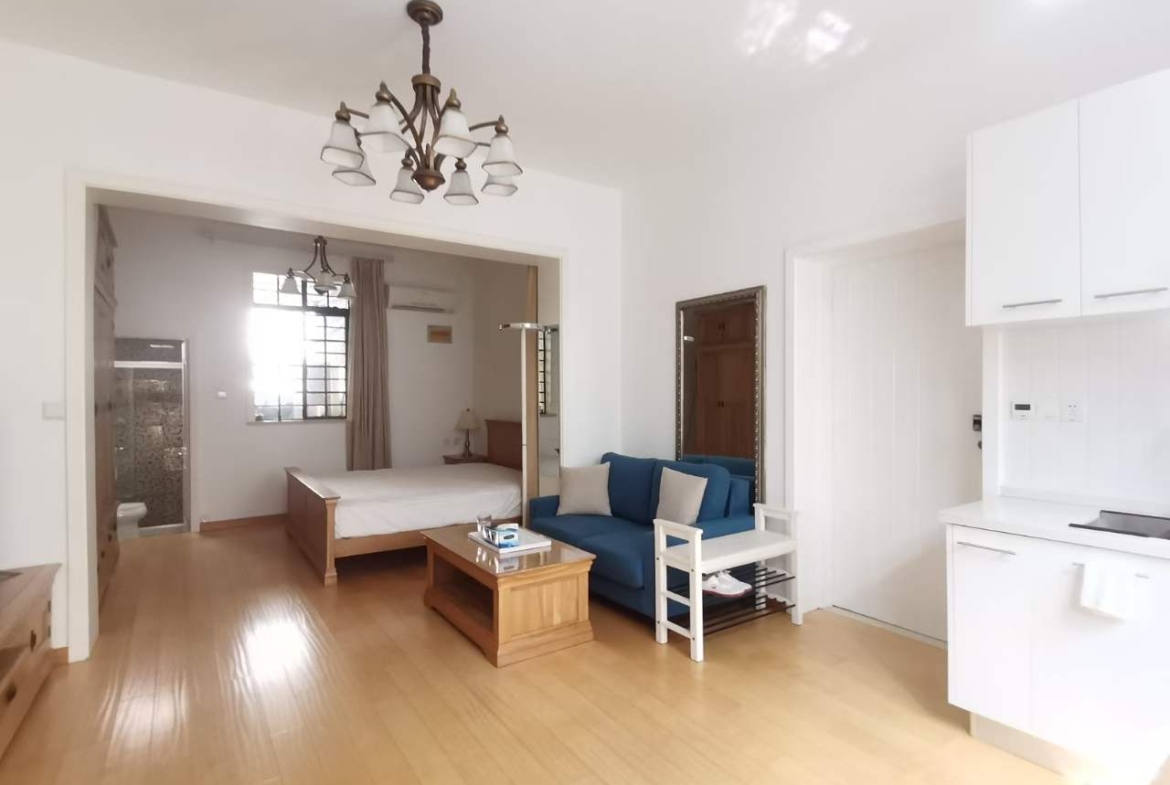 Ground floor lane house unit on Yanqing Road with full underfloor heating. 63 sqm, separate storage room, owner direct. 8,500 RMB/month.