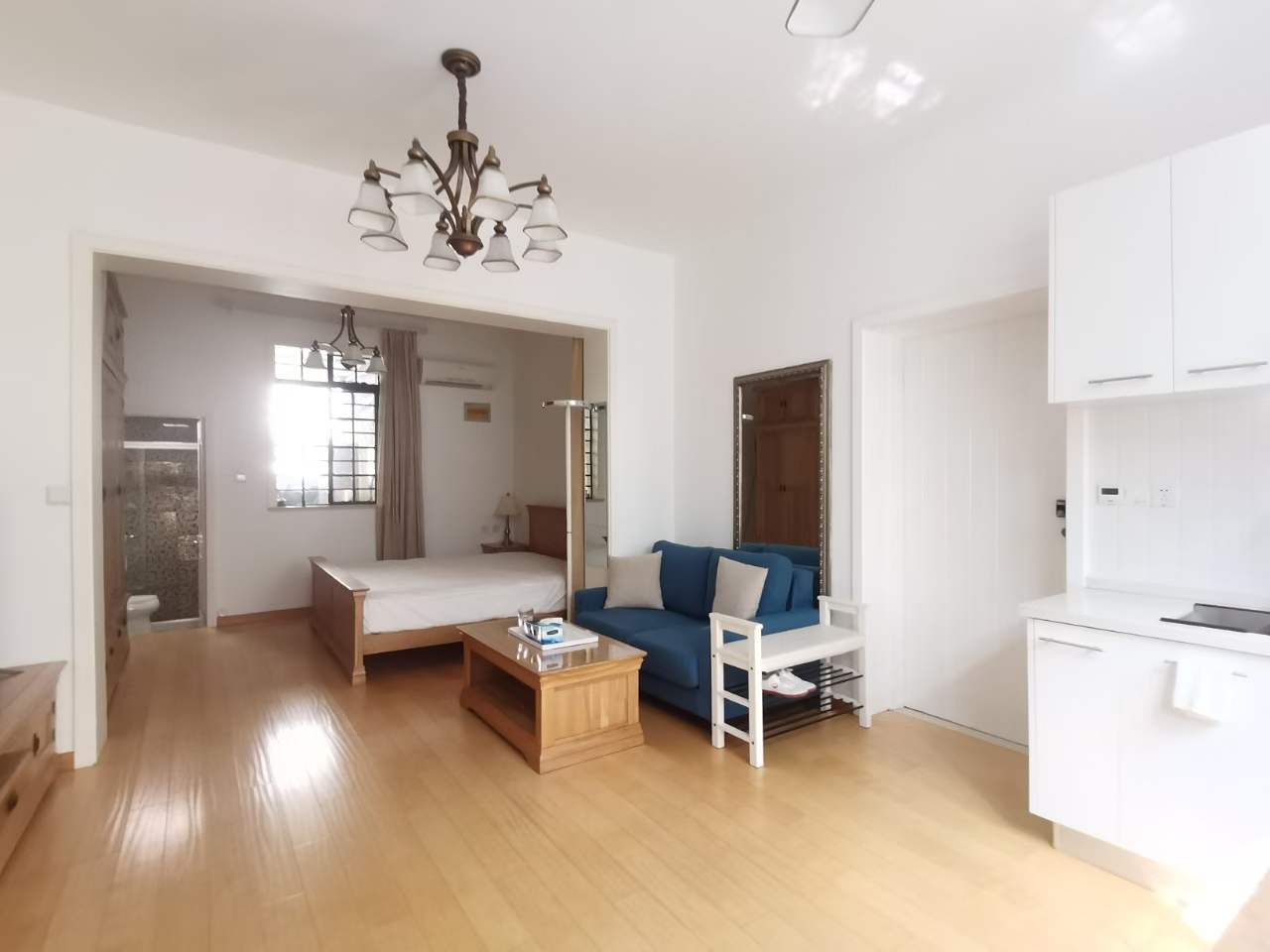Ground floor lane house unit on Yanqing Road with full underfloor heating. 63 sqm, separate storage room, owner direct. 8,500 RMB/month.