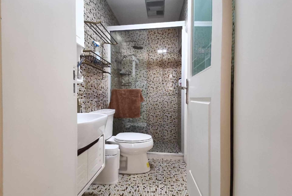Ground floor lane house unit on Yanqing Road with full underfloor heating. 63 sqm, separate storage room, owner direct. 8,500 RMB/month.