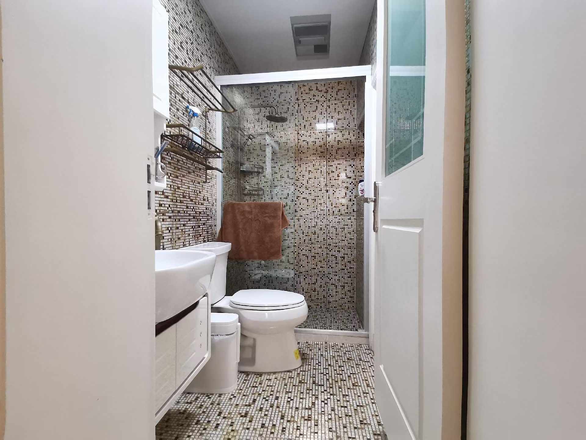 Ground floor lane house unit on Yanqing Road with full underfloor heating. 63 sqm, separate storage room, owner direct. 8,500 RMB/month.