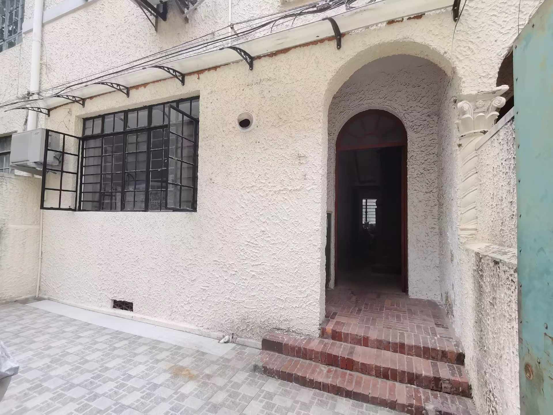 Ground floor lane house unit on Yanqing Road with full underfloor heating. 63 sqm, separate storage room, owner direct. 8,500 RMB/month.
