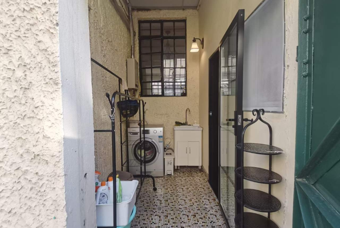 Ground floor lane house unit on Yanqing Road with full underfloor heating. 63 sqm, separate storage room, owner direct. 8,500 RMB/month.