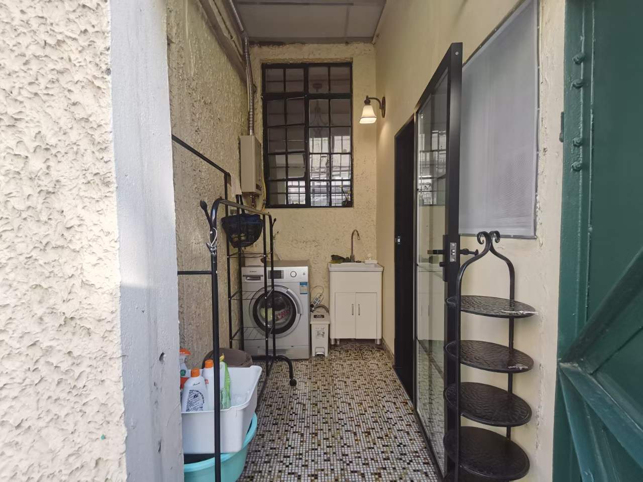 Ground floor lane house unit on Yanqing Road with full underfloor heating. 63 sqm, separate storage room, owner direct. 8,500 RMB/month.