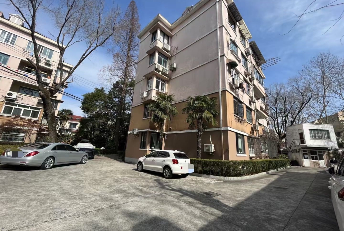 Stunning owner-renovated 2-bed, 2-bath on historic Yongfu Road. Benjamin Moore zero-VOC paint, underfloor heating, Bosch appliances, instant hot/cold water. 19,000 RMB/month.