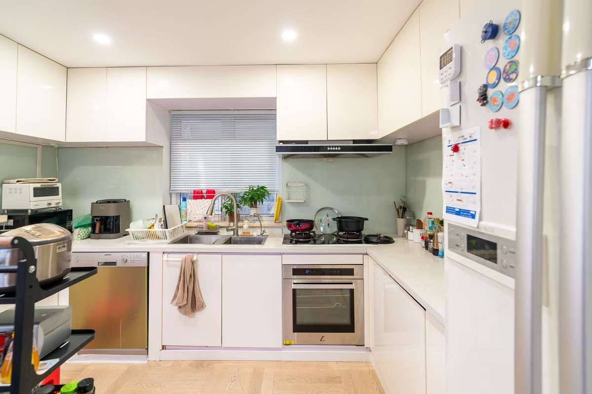 3+1 bedroom apartment at Ambassy Court on Huaihai Middle Road. 150 sqm, low floor, full clubhouse amenities (pool, gym, kids' area). 28,800 RMB/month.