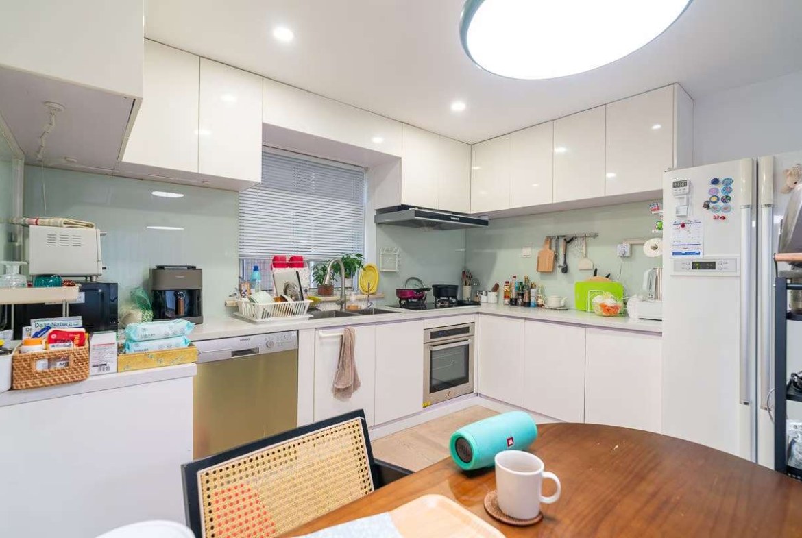 3+1 bedroom apartment at Ambassy Court on Huaihai Middle Road. 150 sqm, low floor, full clubhouse amenities (pool, gym, kids' area). 28,800 RMB/month.