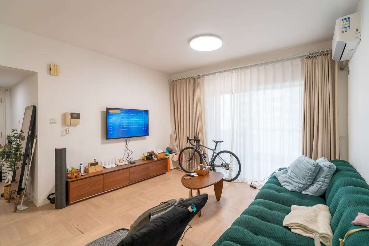 3+1 bedroom apartment at Ambassy Court on Huaihai Middle Road. 150 sqm, low floor, full clubhouse amenities (pool, gym, kids' area). 28,800 RMB/month.