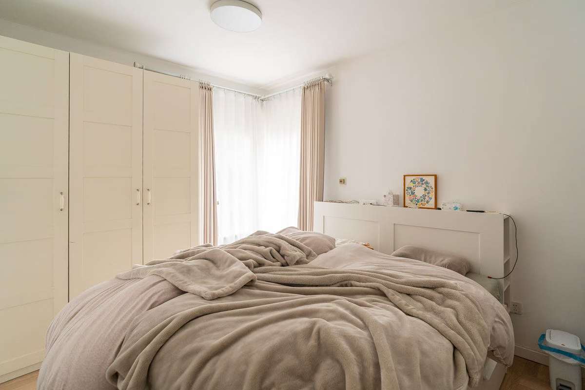 3+1 bedroom apartment at Ambassy Court on Huaihai Middle Road. 150 sqm, low floor, full clubhouse amenities (pool, gym, kids' area). 28,800 RMB/month.