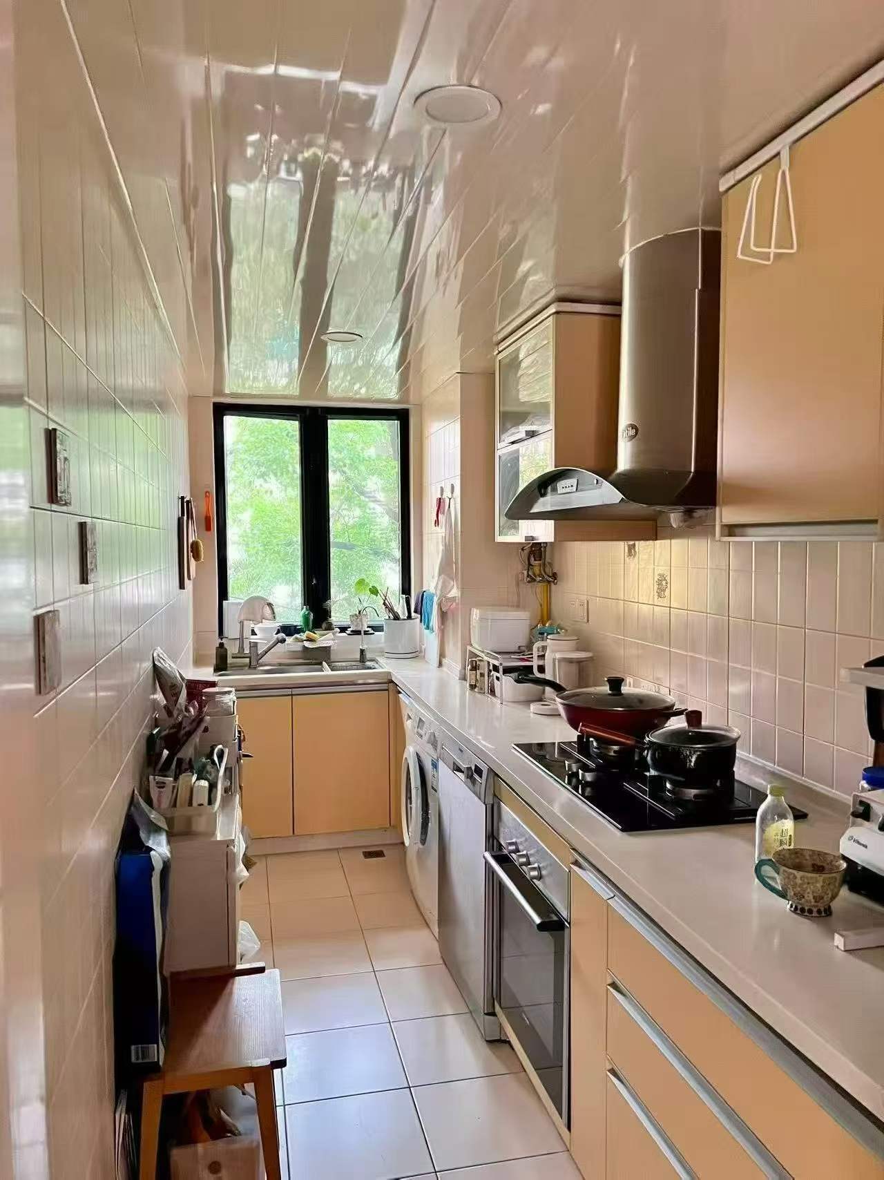 Danfeng-Yuan-Four-Mansions-117-sqm-2-Bed-2-Bath-FFC-Shanghai-Rentals (5) One of the exclusive "Four Mansions" on Hunan Road. 117 sqm, 2 beds, 2 baths, underground parking included. Quiet, tree-lined, celebrity-favored address. 24,000 RMB/month.