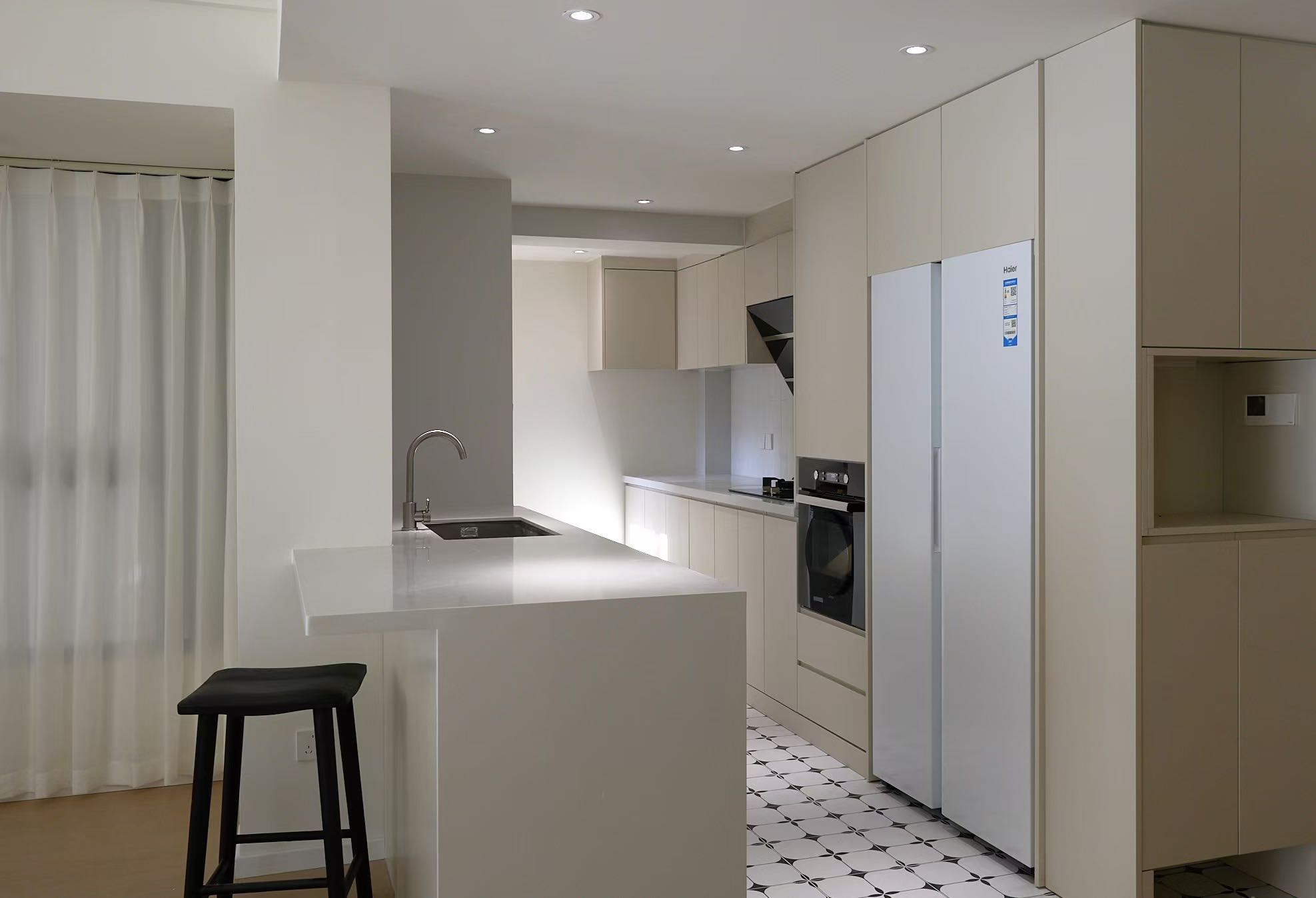 Eight-Park-Avenue-Jingan-116-sqm-2-Bed-2-Bath-Floor Heating (4) High floor 2-bed unit at Eight Park Avenue in Jing'an. 116 sqm, full underfloor heating + central AC. Close to Changping Road Station. 29,800 RMB/month.