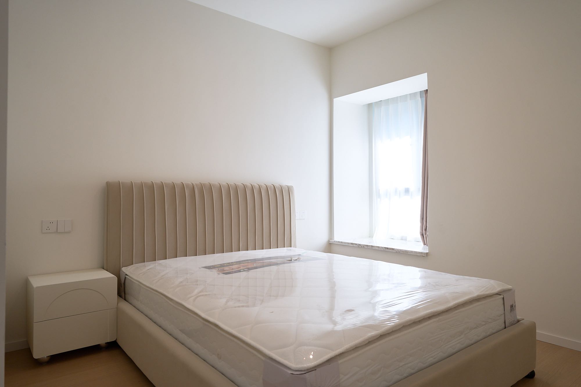 Eight-Park-Avenue-Jingan-116-sqm-2-Bed-2-Bath-Floor Heating (8) High floor 2-bed unit at Eight Park Avenue in Jing'an. 116 sqm, full underfloor heating + central AC. Close to Changping Road Station. 29,800 RMB/month.