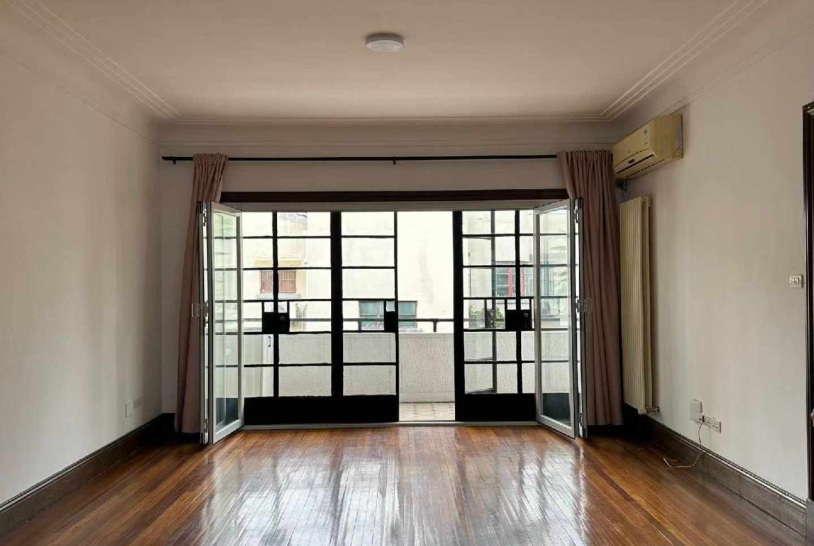 Entire 3rd floor unit at Rose Villa, a 1937-1945 heritage compound in the Former French Concession. 160 sqm, 3 beds, wall heating, owner direct. 35,000 RMB/month.