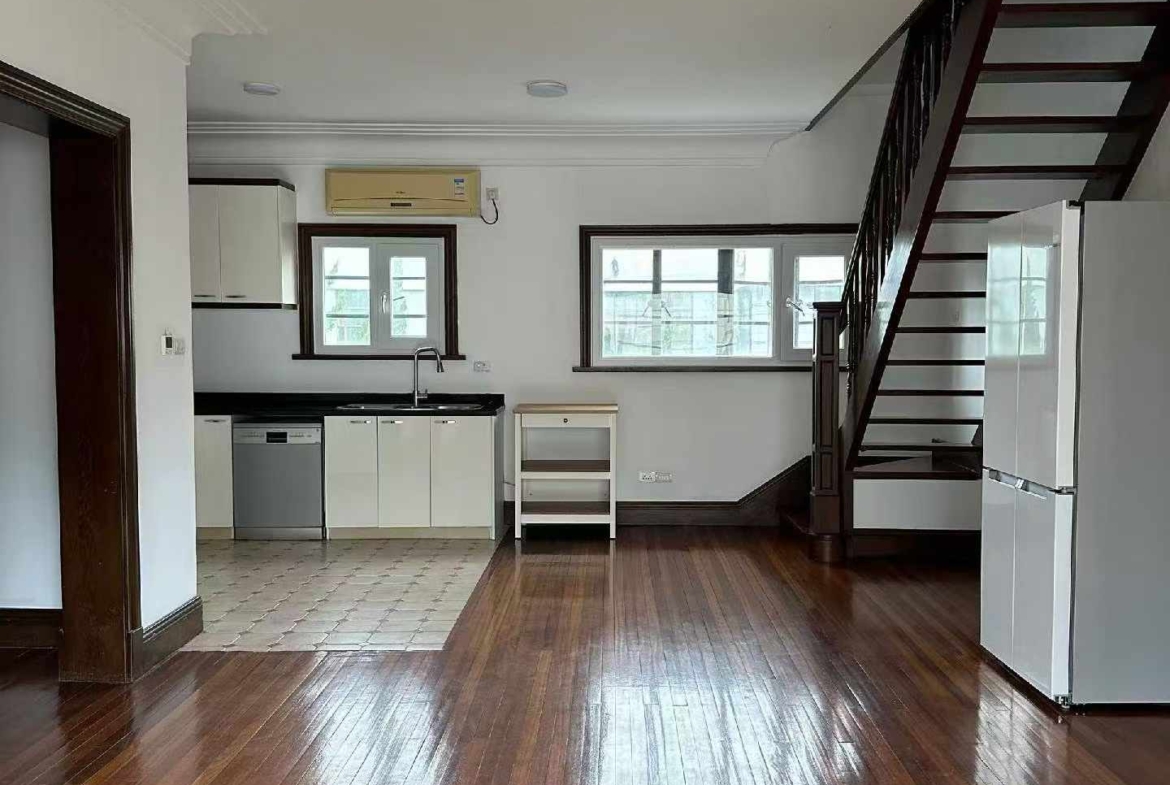 Entire 3rd floor unit at Rose Villa, a 1937-1945 heritage compound in the Former French Concession. 160 sqm, 3 beds, wall heating, owner direct. 35,000 RMB/month.