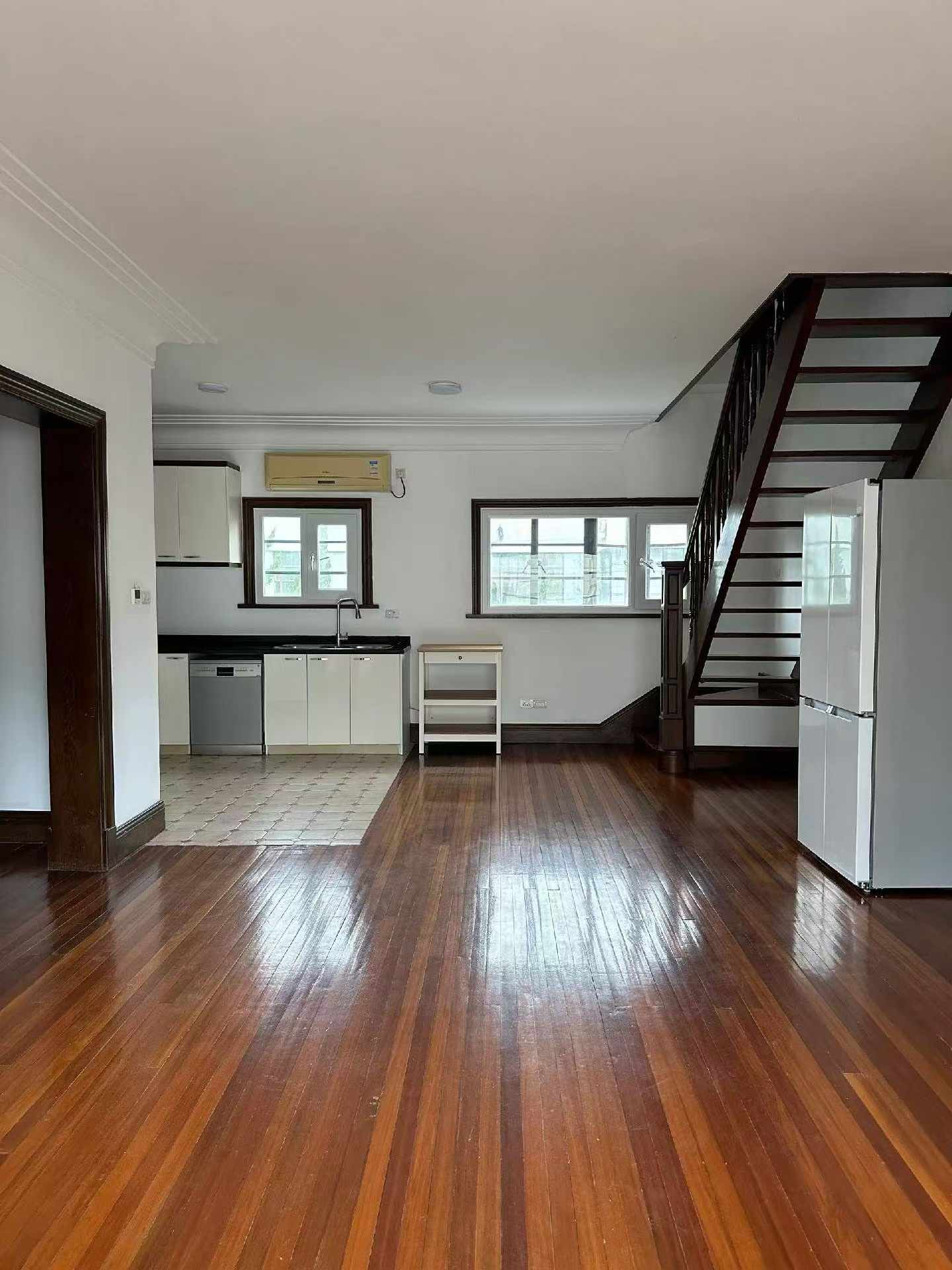Fuxing-Road-Lane-House-FFC-160-sqm-3-Bed-3-Bath-Wall-Heating-Heritage-FFC-Shanghai-Rentals (2) Entire 3rd floor unit at Rose Villa, a 1937-1945 heritage compound in the Former French Concession. 160 sqm, 3 beds, wall heating, owner direct. 35,000 RMB/month.