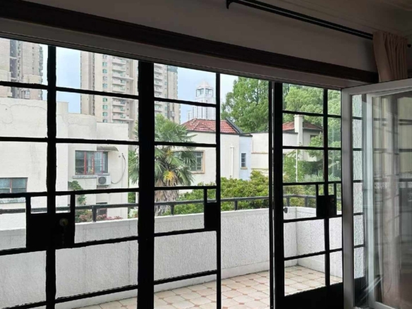 Entire 3rd floor unit at Rose Villa, a 1937-1945 heritage compound in the Former French Concession. 160 sqm, 3 beds, wall heating, owner direct. 35,000 RMB/month.