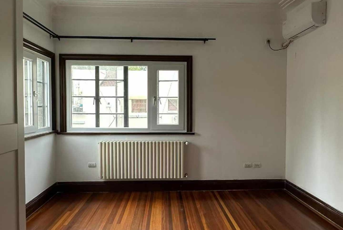 Entire 3rd floor unit at Rose Villa, a 1937-1945 heritage compound in the Former French Concession. 160 sqm, 3 beds, wall heating, owner direct. 35,000 RMB/month.
