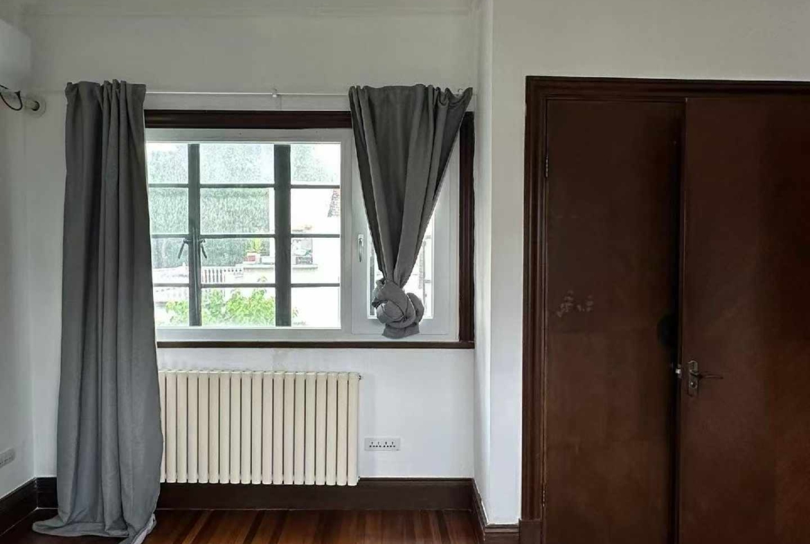 Entire 3rd floor unit at Rose Villa, a 1937-1945 heritage compound in the Former French Concession. 160 sqm, 3 beds, wall heating, owner direct. 35,000 RMB/month.