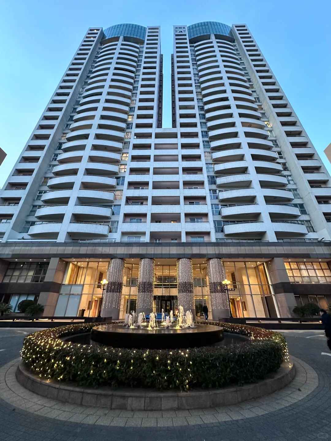 102 units, 2 per floor, 29 stories. Floor-to-ceiling windows, indoor/outdoor pools, tennis, gym. The complete guide to Kingsville on Anfu Road.