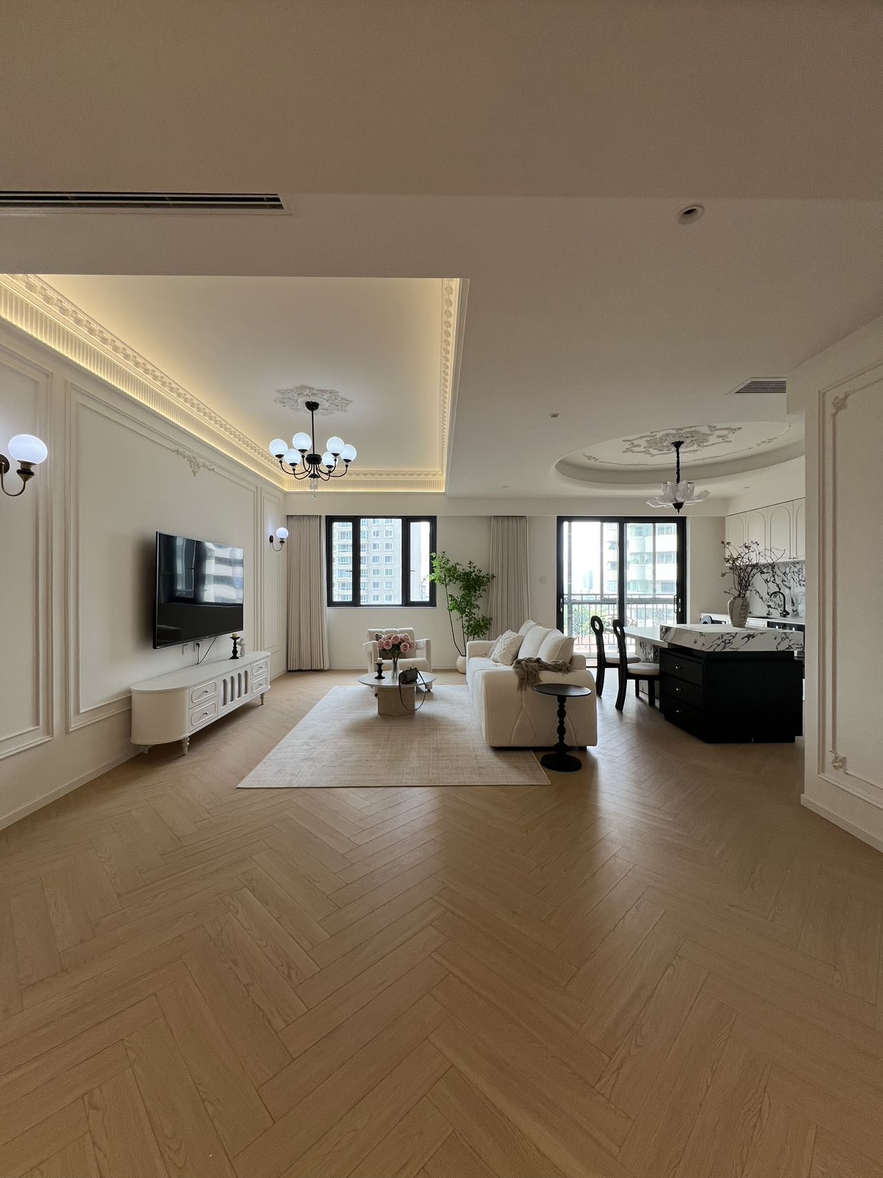 Large 4+1 bedroom apartment on Merry Apartment, Zhenning Road, Jing'an. 197 sqm, central AC, underfloor heating, walk-in closet, owner direct. Parking available. 30,800 RMB/month.