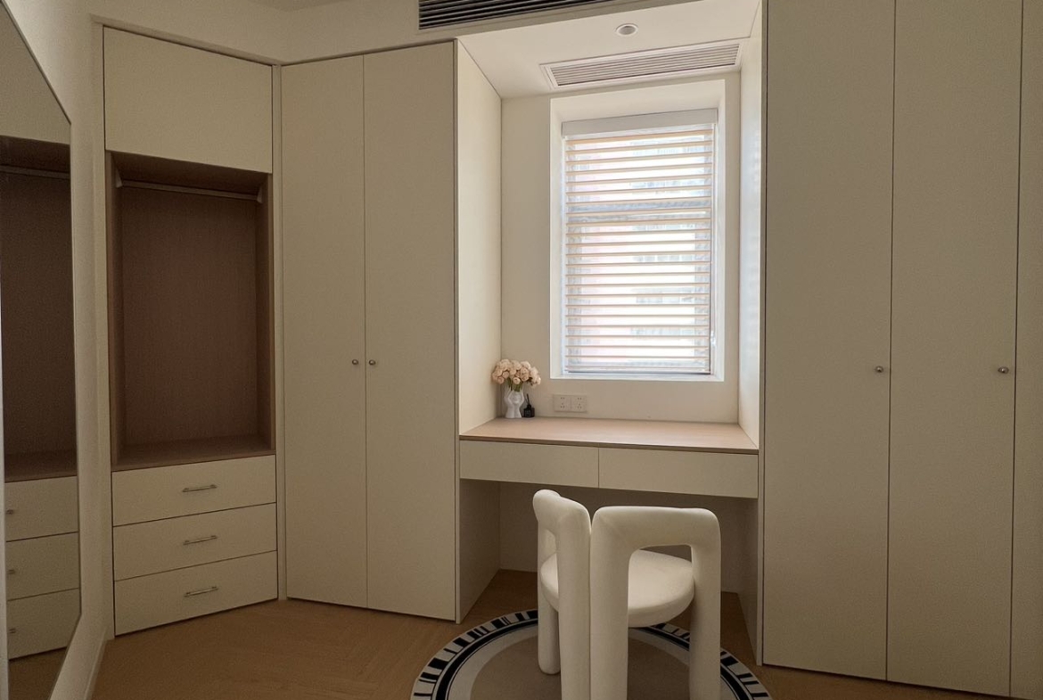 Large 4+1 bedroom apartment on Merry Apartment, Zhenning Road, Jing'an. 197 sqm, central AC, underfloor heating, walk-in closet, owner direct. Parking available. 30,800 RMB/month.