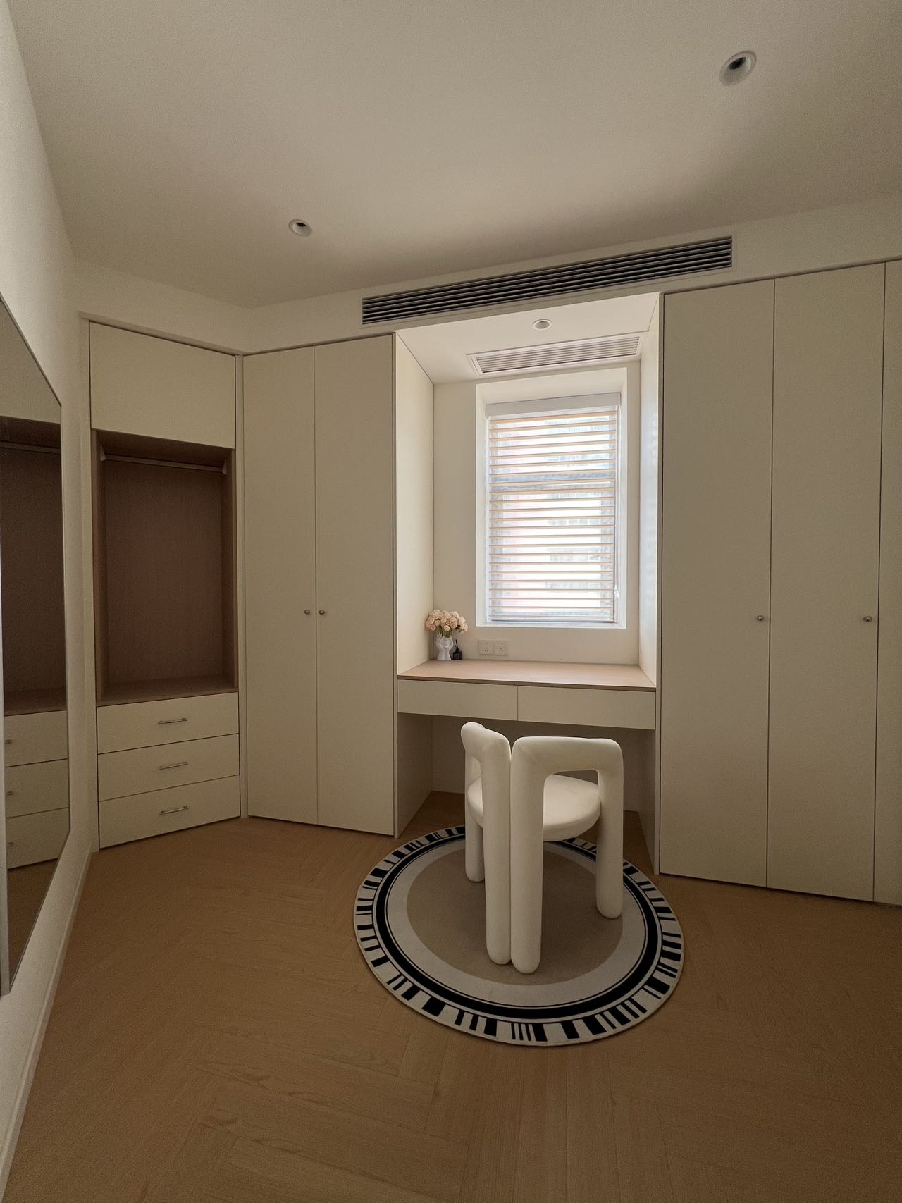 Large 4+1 bedroom apartment on Merry Apartment, Zhenning Road, Jing'an. 197 sqm, central AC, underfloor heating, walk-in closet, owner direct. Parking available. 30,800 RMB/month.
