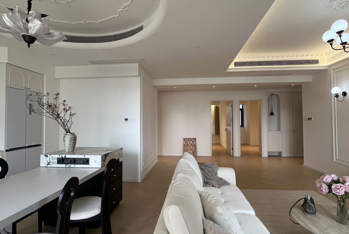 Large 4+1 bedroom apartment on Merry Apartment, Zhenning Road, Jing'an. 197 sqm, central AC, underfloor heating, walk-in closet, owner direct. Parking available. 30,800 RMB/month.