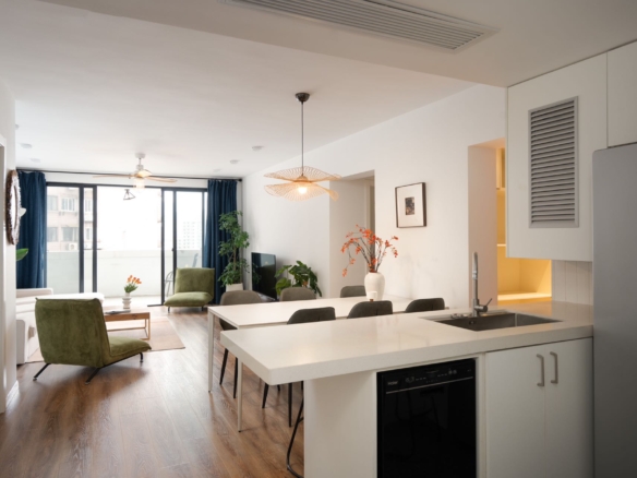 3-bed + storage unit at Sanhe Garden on Yanping Road, Jing'an. 22nd floor, wall heating, open kitchen, fully furnished. Vacant. 26,000 RMB/month.