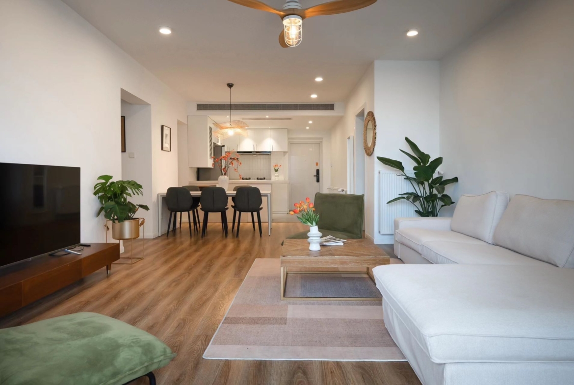 3-bed + storage unit at Sanhe Garden on Yanping Road, Jing'an. 22nd floor, wall heating, open kitchen, fully furnished. Vacant. 26,000 RMB/month.