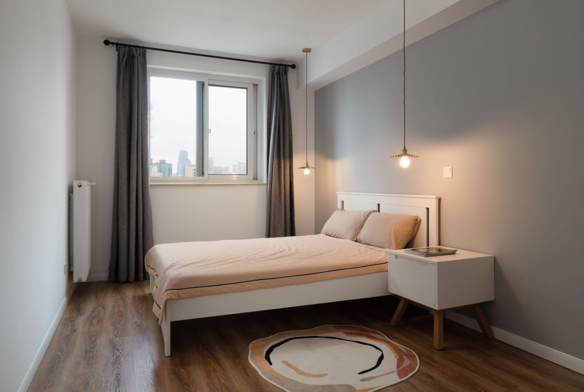 3-bed + storage unit at Sanhe Garden on Yanping Road, Jing'an. 22nd floor, wall heating, open kitchen, fully furnished. Vacant. 26,000 RMB/month.