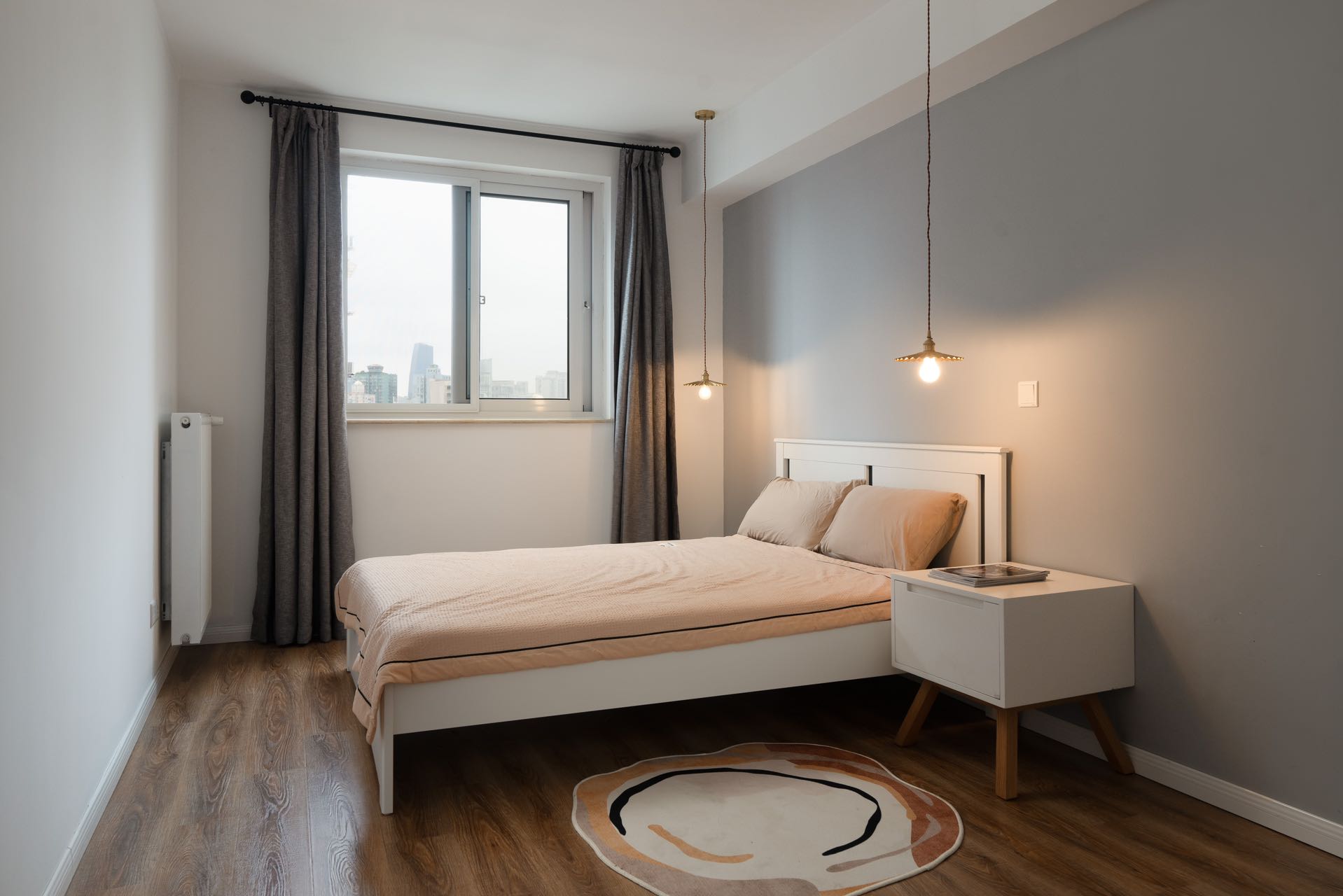 3-bed + storage unit at Sanhe Garden on Yanping Road, Jing'an. 22nd floor, wall heating, open kitchen, fully furnished. Vacant. 26,000 RMB/month.