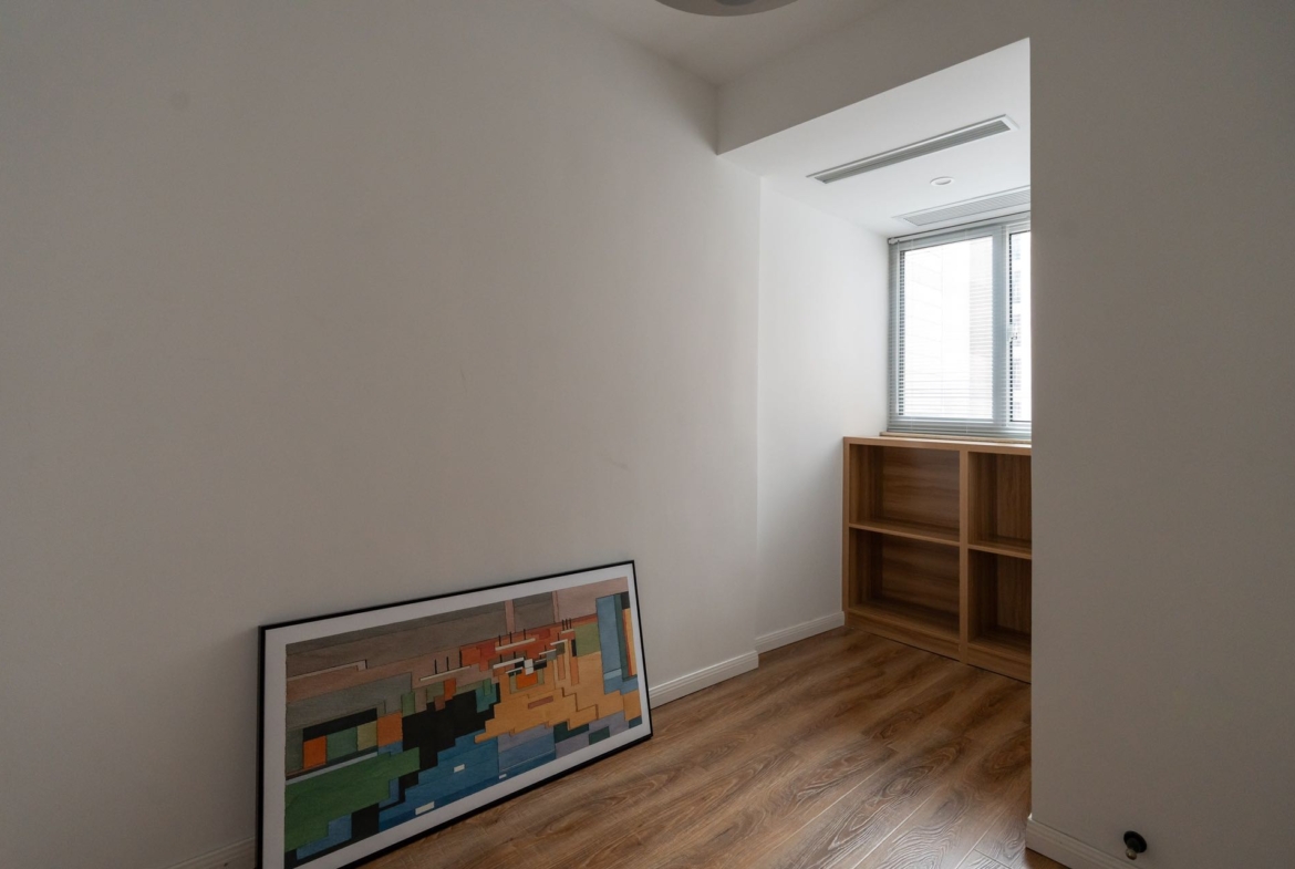 3-bed + storage unit at Sanhe Garden on Yanping Road, Jing'an. 22nd floor, wall heating, open kitchen, fully furnished. Vacant. 26,000 RMB/month.