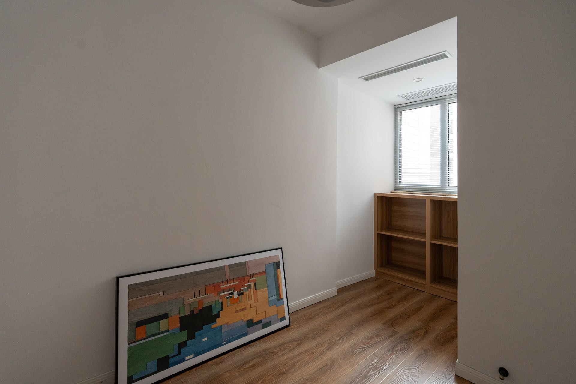3-bed + storage unit at Sanhe Garden on Yanping Road, Jing'an. 22nd floor, wall heating, open kitchen, fully furnished. Vacant. 26,000 RMB/month.