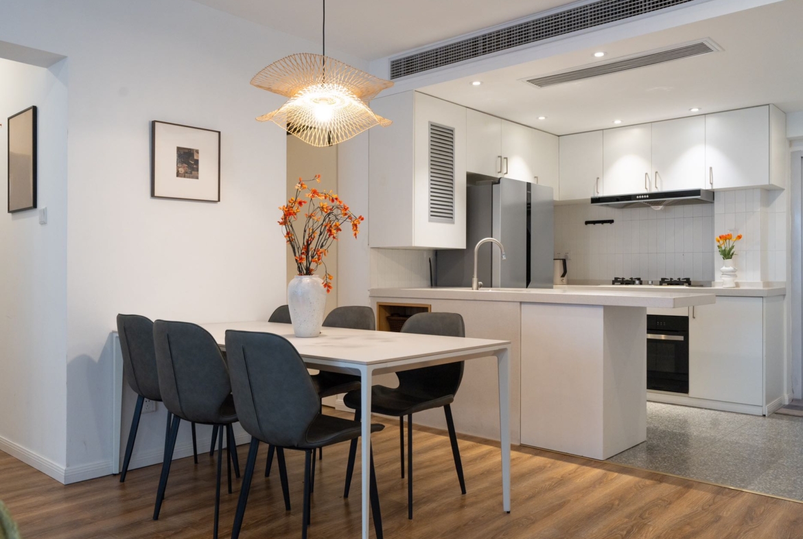 3-bed + storage unit at Sanhe Garden on Yanping Road, Jing'an. 22nd floor, wall heating, open kitchen, fully furnished. Vacant. 26,000 RMB/month.