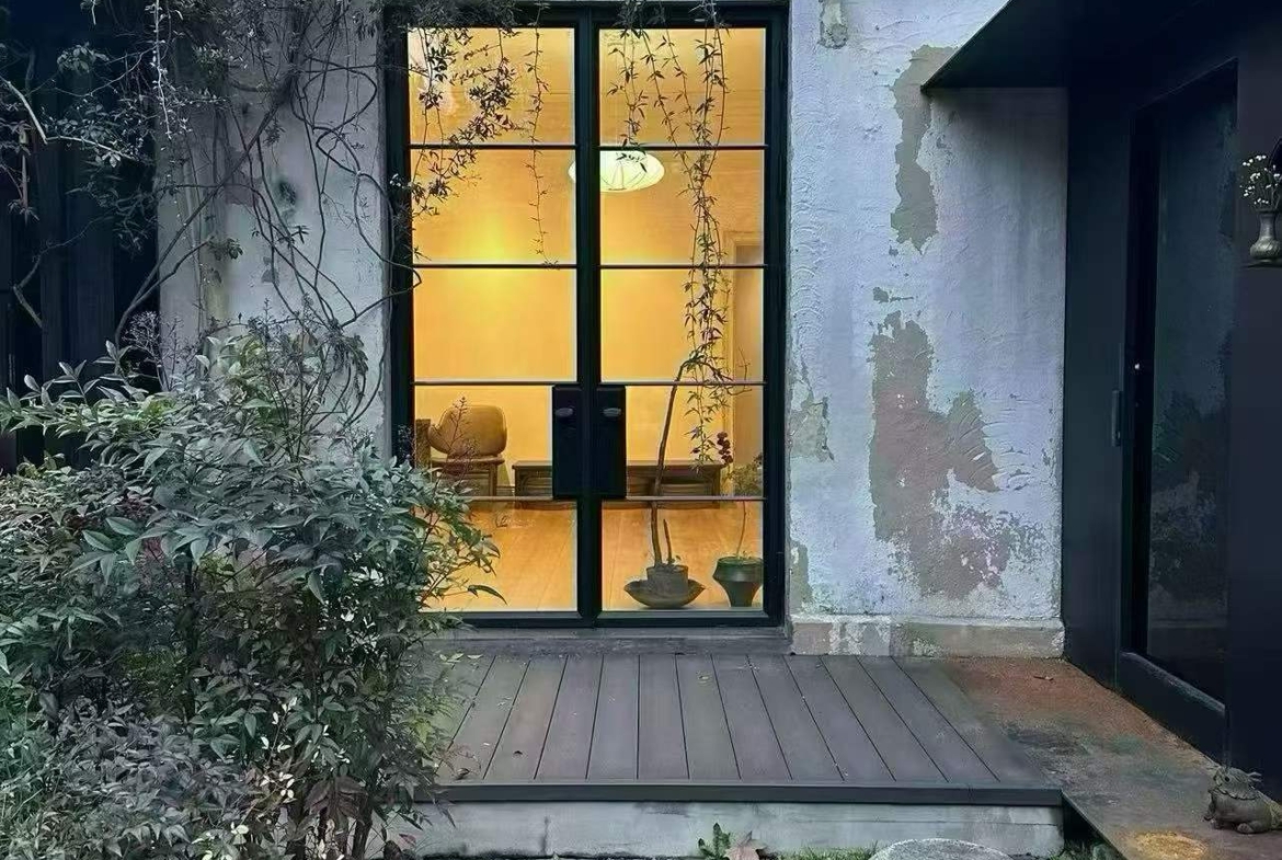 Lane house studio on Taiyuan Road with 200 sqm indoor space and 140 sqm private garden. Ideal for creative office, design studio, or photography workspace. 55,000 RMB/month.