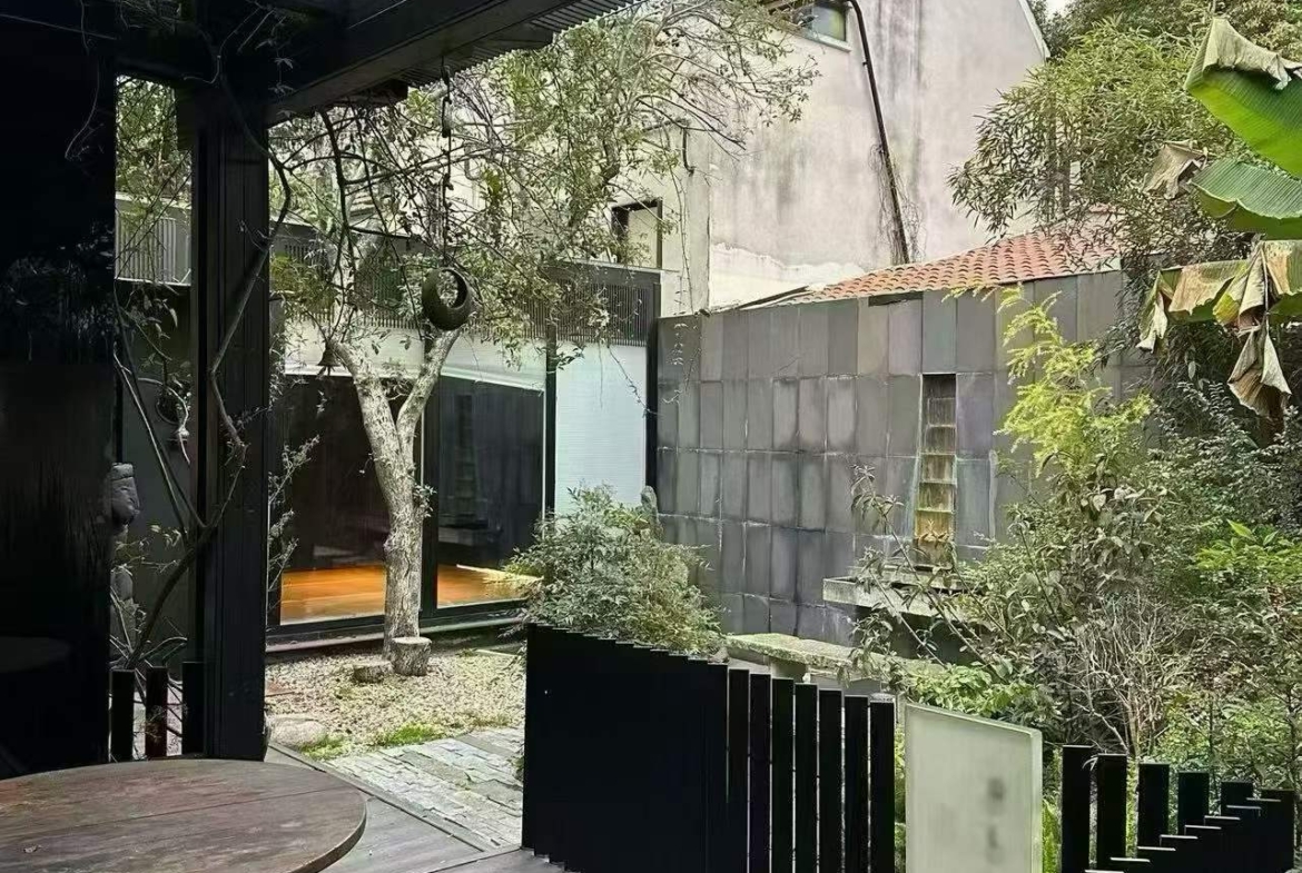 Lane house studio on Taiyuan Road with 200 sqm indoor space and 140 sqm private garden. Ideal for creative office, design studio, or photography workspace. 55,000 RMB/month.