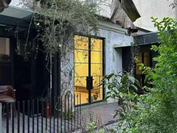Lane house studio on Taiyuan Road with 200 sqm indoor space and 140 sqm private garden. Ideal for creative office, design studio, or photography workspace. 55,000 RMB/month.
