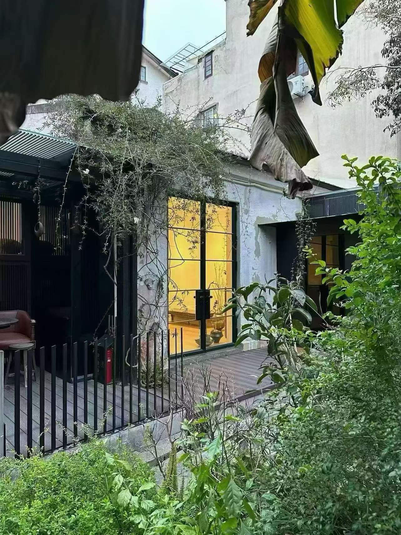 Taiyuan-Road-FFC-Garden-Studio-200-sqm-Creative-Office-Shanghai-Rentals (6) Lane house studio on Taiyuan Road with 200 sqm indoor space and 140 sqm private garden. Ideal for creative office, design studio, or photography workspace. 55,000 RMB/month.