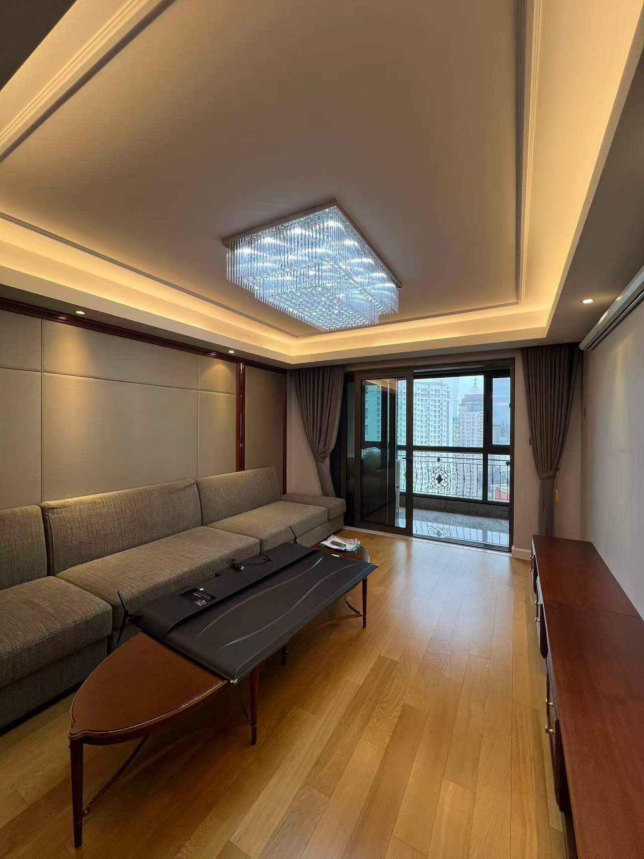 The-Palace-FFC-140-sqm-2-bed-2-bath-floor-heating-clubhouse-Shanghai-Rentals (1) High floor 2-bed, 2-bath unit at The Palace Phase 2 in the Former French Concession. 140 sqm, underfloor heating, central AC, clubhouse amenities. 36,000 RMB/month.
